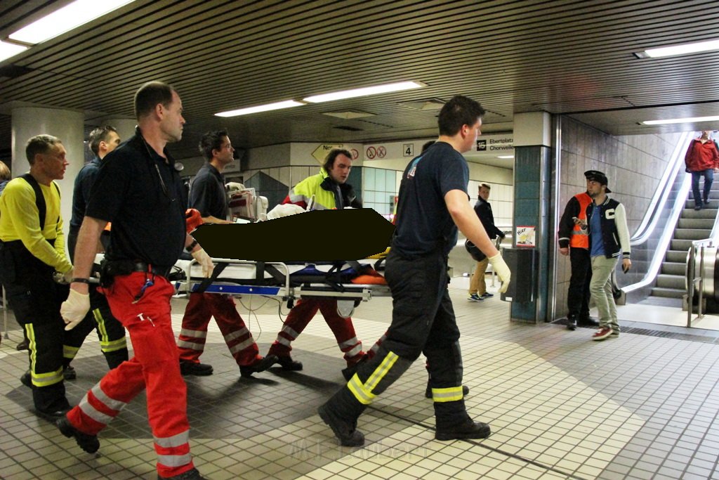 Person zwischen Bahn gefallen Koeln Friesenplatz P04.JPG